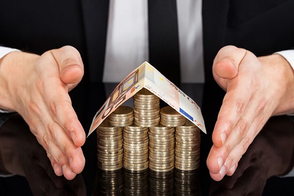 英国经济前景与政治波动交织，美股市场呈现分化格局